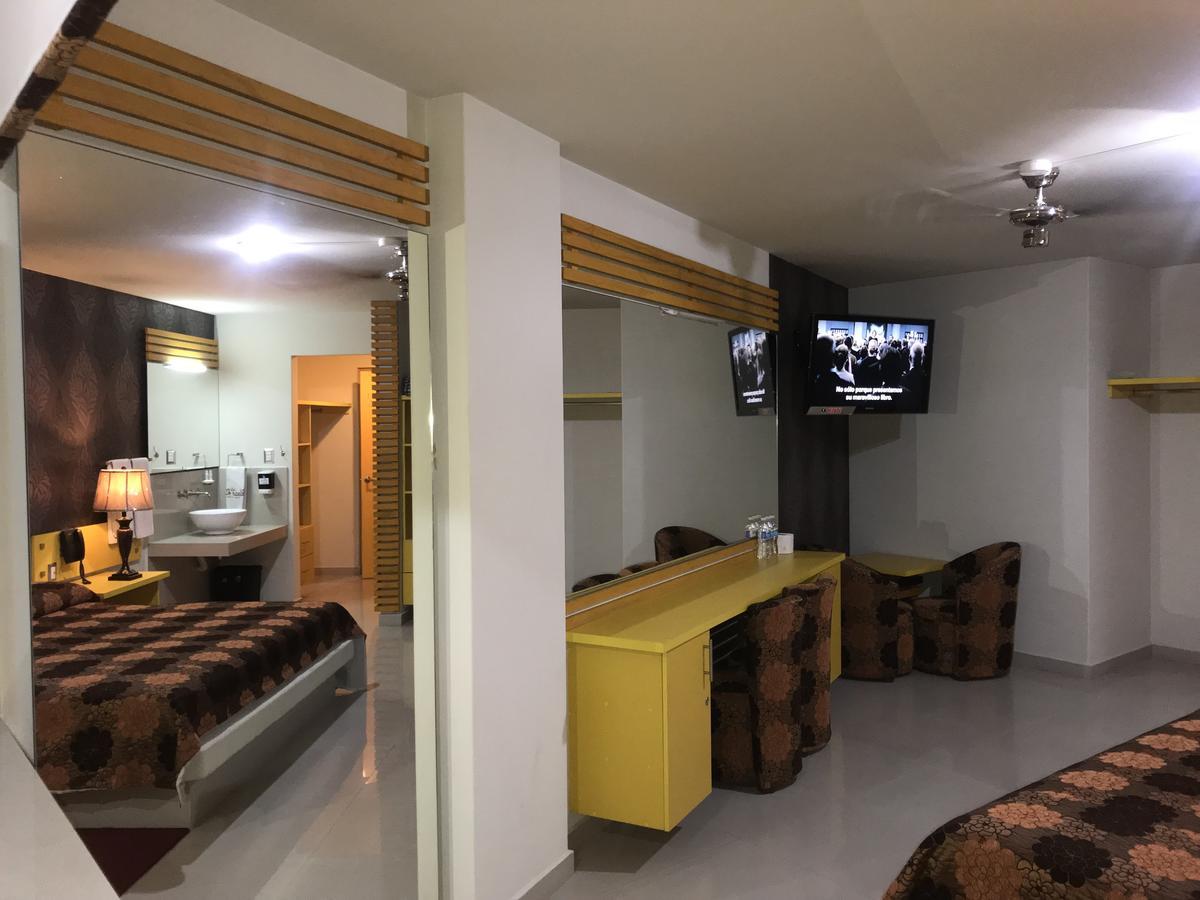 Palacio Rojo Hotel Familiar モレリア エクステリア 写真