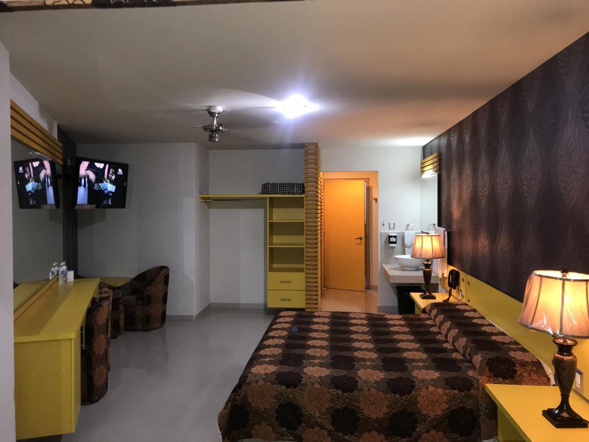 Palacio Rojo Hotel Familiar モレリア エクステリア 写真